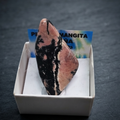 Esemplare di piroxmangite naturale - minerale di silicato di manganese dal colore rosa intenso