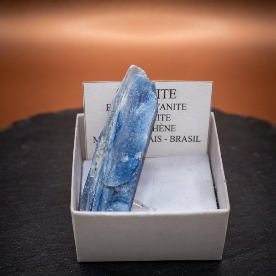 Esemplare di cianite naturale del Brasile - cristallo di silicato di alluminio dal colore blu intenso